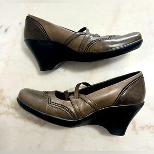 Clark’s two Tone Brown Mary Jane 3” Wedge Heel Women’s Size 6